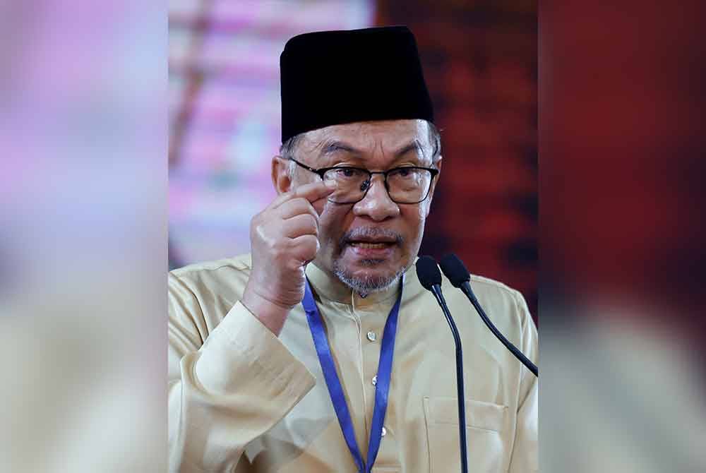 Anwar menyampaikan amanat pada Konvensyen 25 Tahun PKR di Pusat Konvensyen Ideal (IDCC) pada Ahad. Foto Bernama