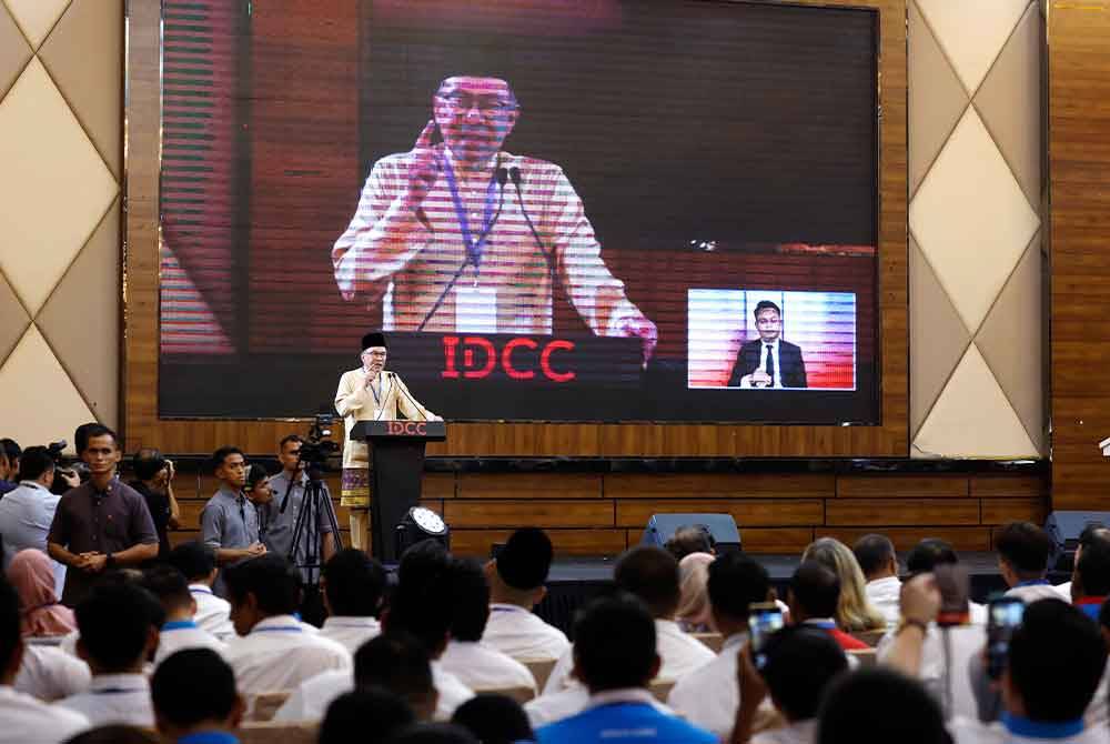 Anwar menyampaikan amanat pada Konvensyen 25 Tahun PKR di Pusat Konvensyen Ideal (IDCC), hari ini. Foto Bernama