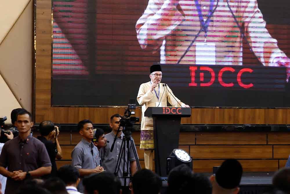 Perdana Menteri yang juga Presiden PKR Datuk Seri Anwar Ibrahim menyampaikan amanat pada Konvensyen 25 Tahun PKR di Pusat Konvensyen Ideal (IDCC) pada Ahad. Foto Bernama