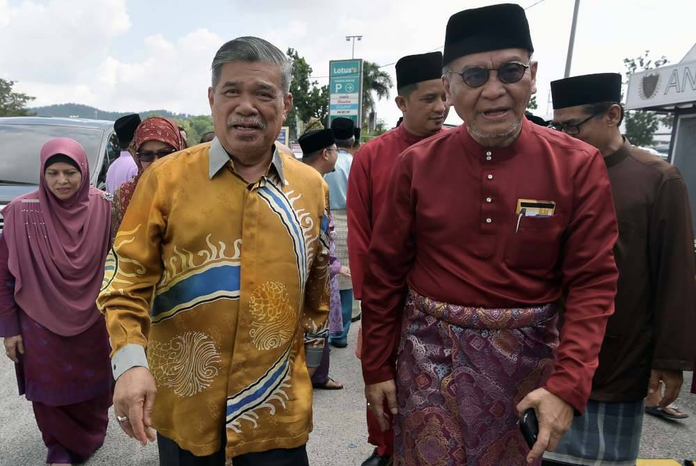 Dr Dzulkefly (kanan) serta Menteri Pertanian dan Keterjaminan Makanan, Datuk Seri Mohamad Sabu (kiri) ketika hadir ke Rumah Terbuka Aidilfitri Parlimen Kuala Selangor di Puncak Alam pada Ahad. Foto Bernama