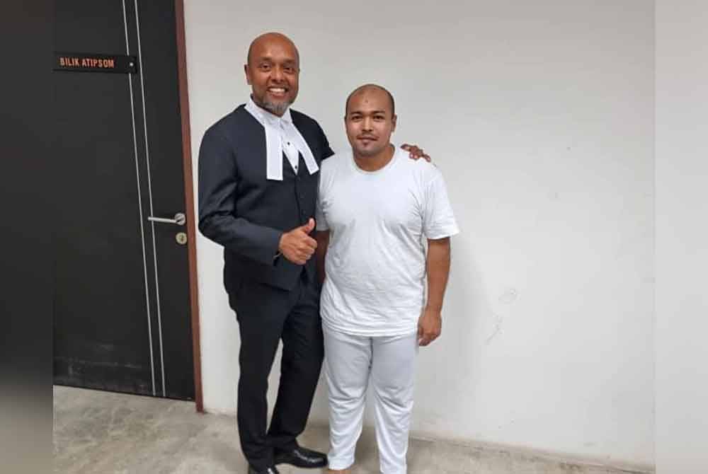 Mohd Shahril Faizal (kanan) bersama peguam bela, Datuk Geethan Ram Vincent selepas dibebaskan oleh Mahkamah Tinggi Kota Bharu.