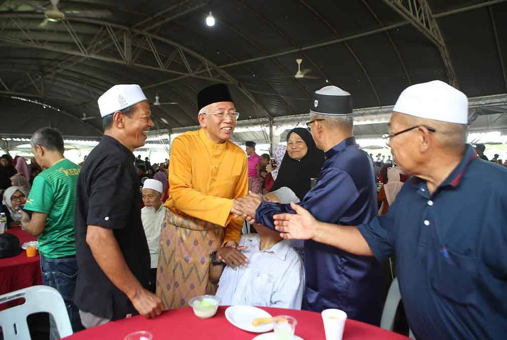 Mahdzir (dua dari diri) melayan tetamu yang hadir ke Majlis Aidilfitri UMNO Bahagian Padang Terap pada Ahad.