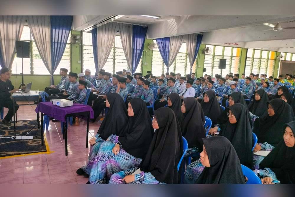 Antara sebahagian pelajar SMA Al Ulum Addiniah yang terlibat dalam program #QuranHour pada Ahad.