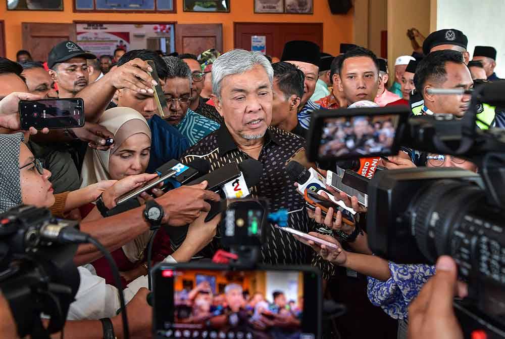 Ahmad Zahid (tengah) bercakap ketika sidang media selepas Majlis Perasmian Mesyuarat Kelompok Cawangan-Cawangan UMNO Bahagian Hulu Selangor di sini pada Ahad. Foto: Bernama