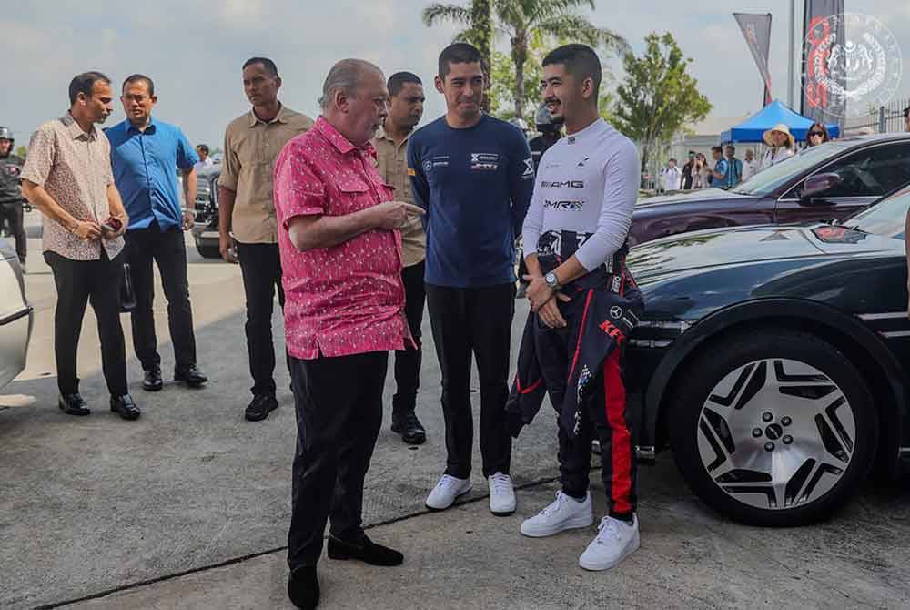 Seri Paduka Baginda menyaksikan penyertaan paduka anakanda Tunku Putera Johor Tunku Abu Bakar Sultan Ibrahim, yang mewakili pasukan JMR Triple Eight.