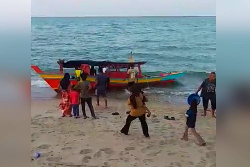 Seorang nelayan dikhuatiri lemas selepas dipercayai terjatuh dari bot di Pantai Mek Mas, Kampung Kedai Buloh di Kota Bharu pada Ahad.