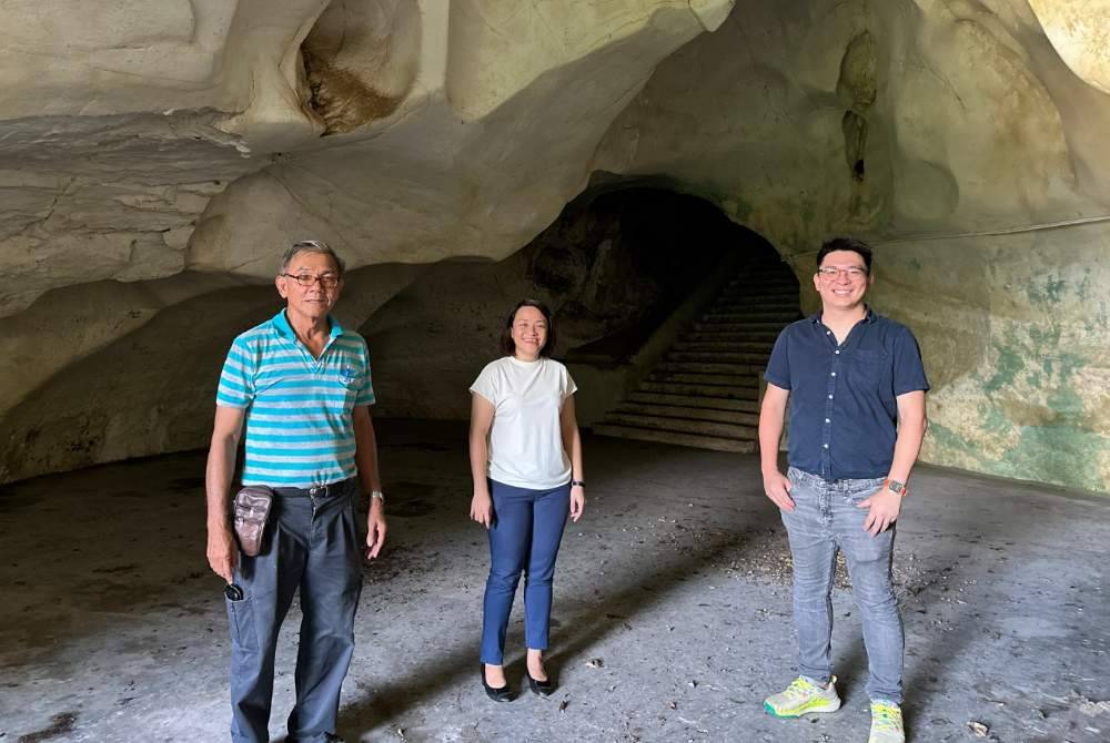 Chai Yi (tengah) ketika meninjau Gua Nam Thean Tong yang merupakan salah satu gua batu kapur popular berada di dalam kawasan DUN Simpang Pulai.