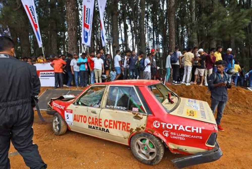 Sekurang-kurangnya tujuh orang terkorban dalam insiden sebuah kereta lumba terbabas dari landasan semasa perlumbaan di sebuah litar Sri Lanka, pada Ahad. Foto AP