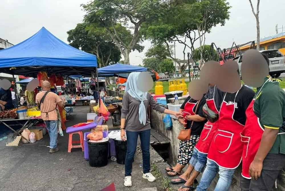 Penjaja warga asing yang ditahan ketika operasi bersepadu di tapak pasar malam sekitar bandar raya Johor Bahru. - Foto: Jabatan Imigresen Johor