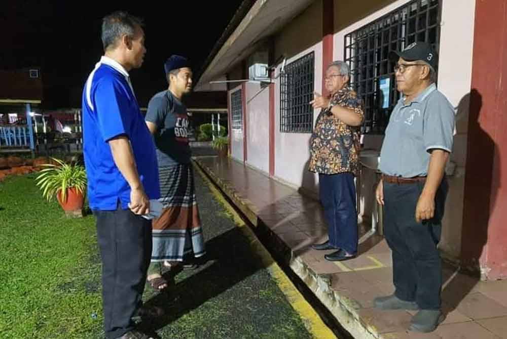 Shamahulkahar (dua dari kanan) ketika meninjau keadaan di lokasi pada Ahad. - Foto Parlimen Jempol