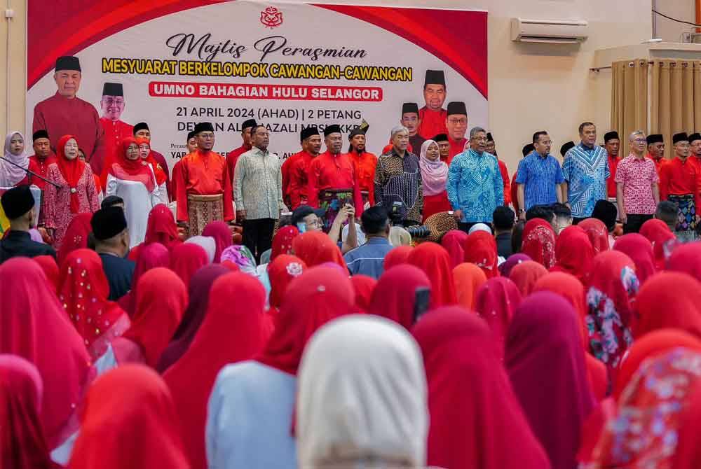 Ahmad Zahid (tengah) ketika hadir merasmikan Mesyuarat Berkelompok Cawangan-cawangan UMNO Bahagian Hulu Selangor dan Jamuan Hari Raya Aidilfitri pada Ahad. Foto FB Zahid Hamidi