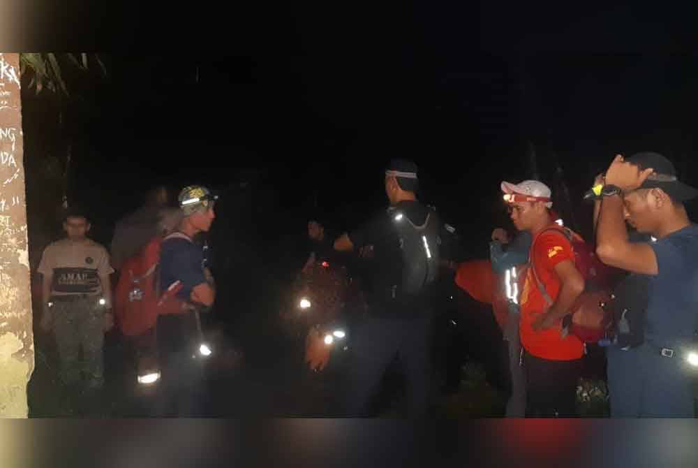 Antara individu yang terlibat dalam operasi mencari dan menyelamat seorang lelaki yang dilaporkan terjatuh ke dalam sungai di Kem Lolo, Gunung Nuang, Kampung Pangsun, di Hulu Langat, pada Ahad.