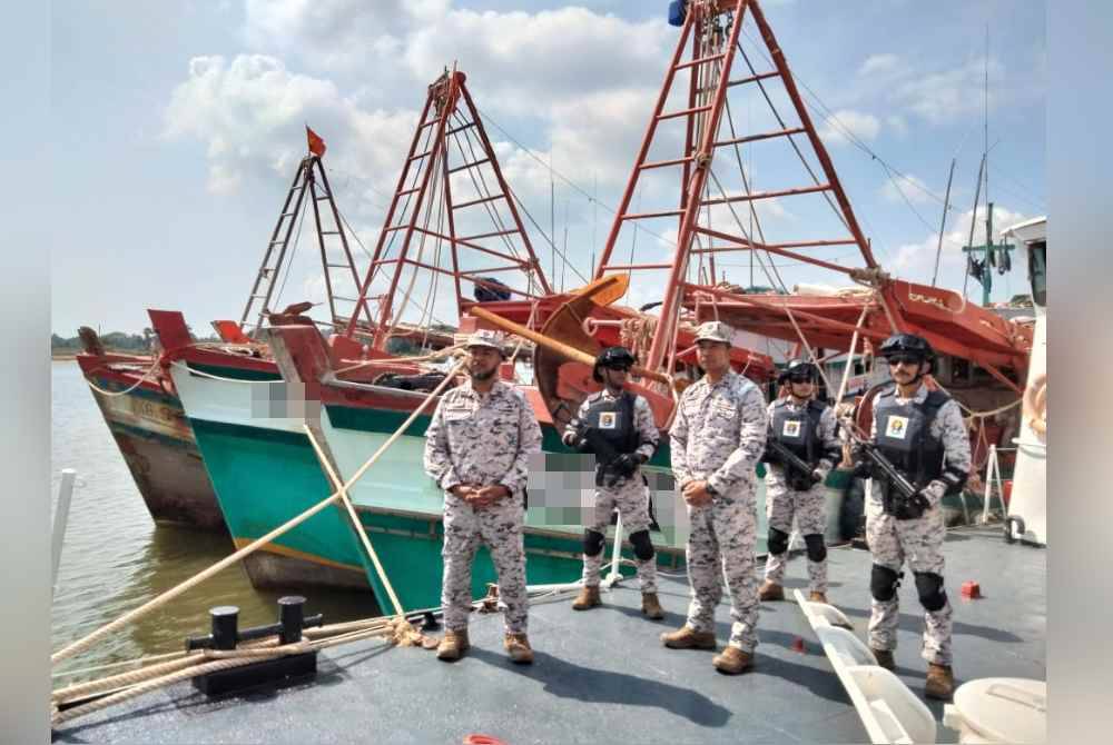 Tiga bot nelayan yang ditahan dalam Op Khas Pagar Laut pada Selasa lalu.