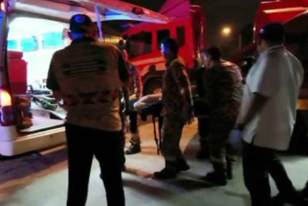 Anggota bomba yang cedera dibawa ke Hospital Tengku Ampuan Rahimah (HTAR) untuk rawatan lanjut.