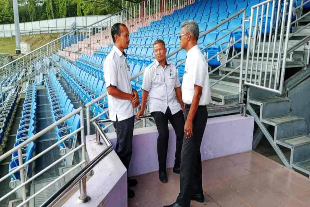 Suris (kanan) ketika melihat persediaan yang dilakukan di Stadium MPT. Foto MPT