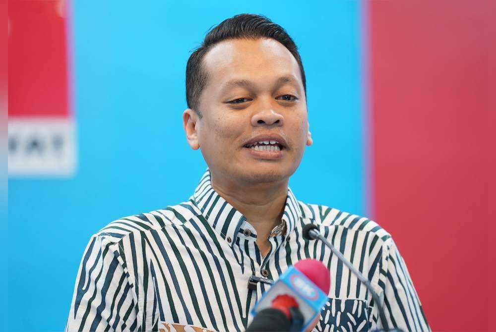 Nik Nazmi ketika sidang akhbar di Ibu Pejabat PKR pada Isnin.