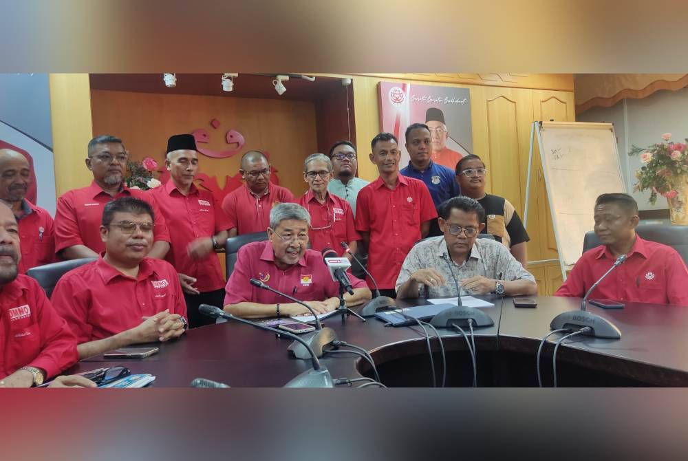 Ahmad Bashah (duduk, tengah) pada sidang akhbar di Bangunan UMNO Kedah, Alor Setar pada Isnin.