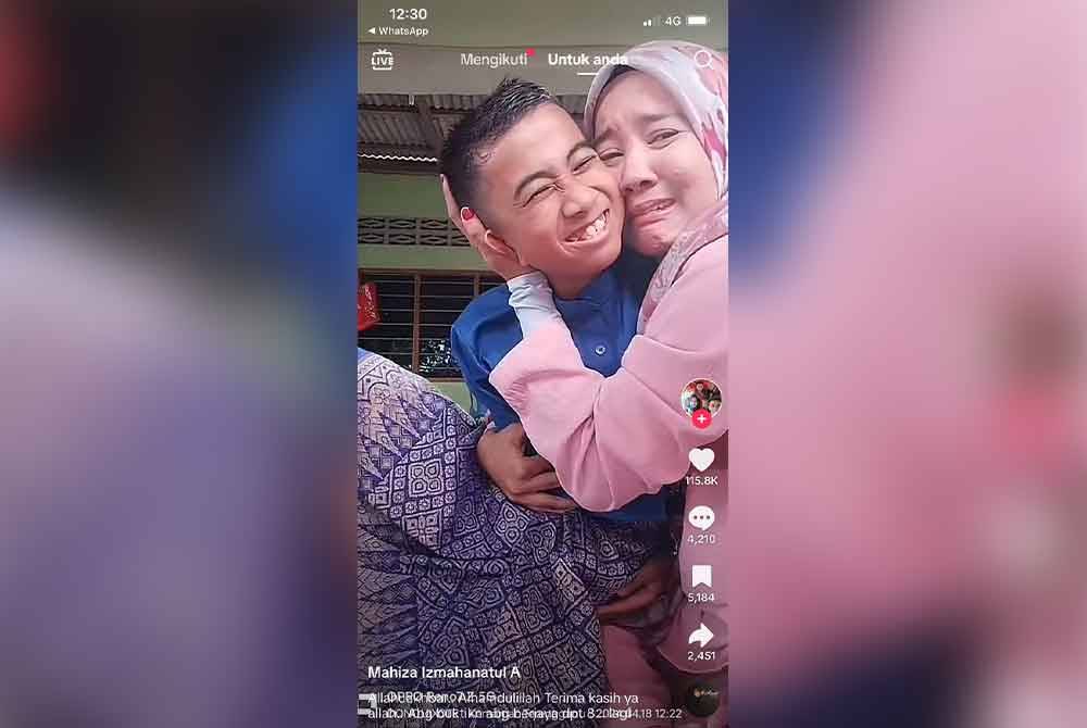 Secara spontan wanita tersebut merangkul erat anak lelakinya selepas keputusan UPKK anaknya terpapar di skrin telefon bimbit.