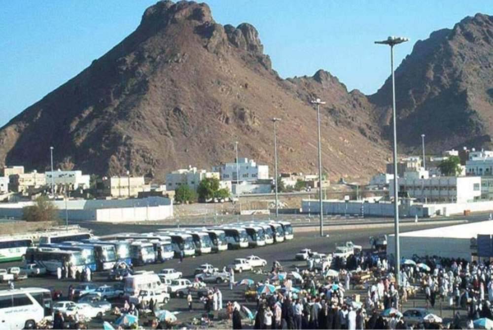 Bukit Uhud terletak di bahagian utara Madinah iaitu kira-kira 5 kilometer dari pusat bandar.