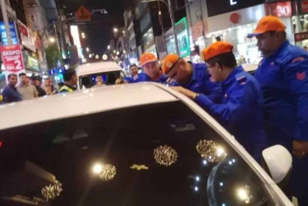 Angkatan Pertahanan Awam Malaysia menyelamatkan seorang kanak-kanak lelaki berusia dua tahun yang terperangkap di dalam kereta di Jalan Bukit Bintang, Kuala Lumpur, malam tadi. - Foto Facebook/APM