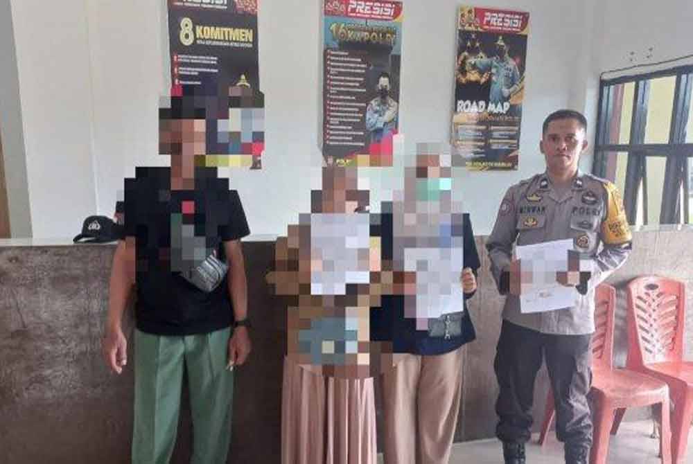 Kejadian kedua-dua lelaki itu &#039;dimadukan&#039; turut menjadi tular di media sosial. - Foto Agensi