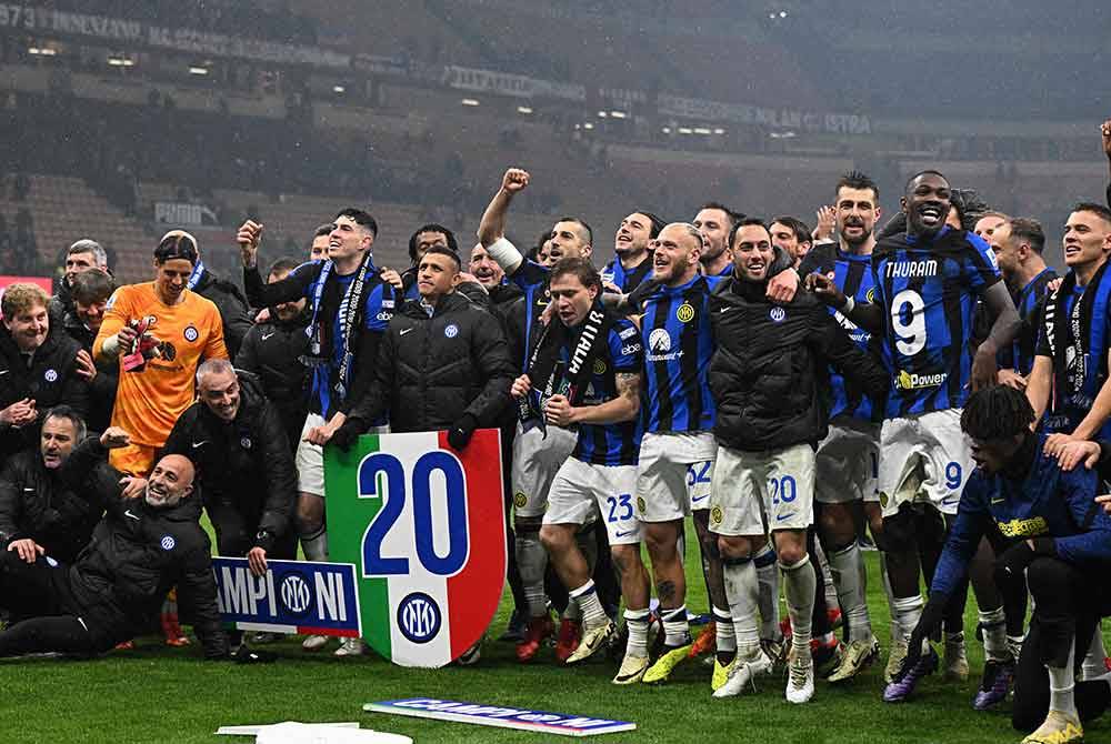 Para pemain meraikan kejayaan merangkul kejuaraan Serie A ke-20 Inter Milan. Foto AFP.