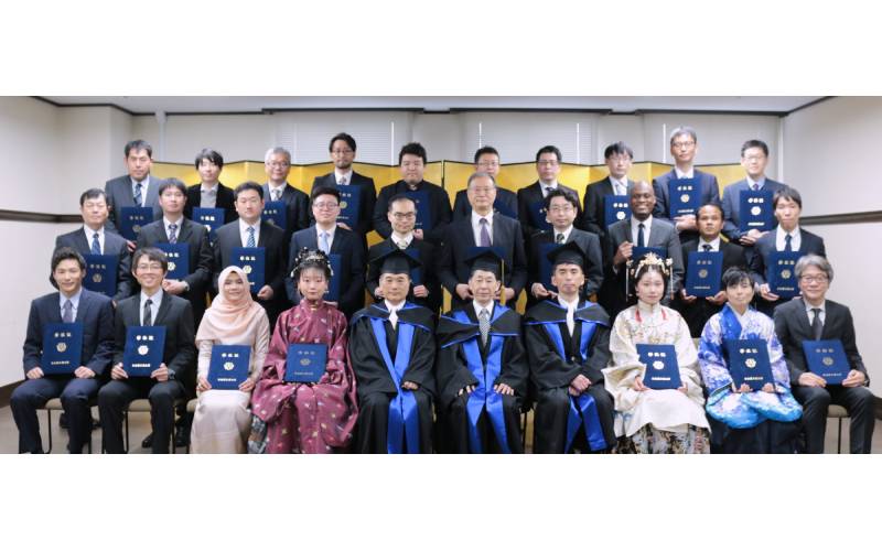 Dr. Bazilah (depan, tiga dari kiri) bergambar bersama semua calon PhD Nagoya Institute of Technology, Jepun yang berjaya menamatkan pengajian mereka Mac lalu.