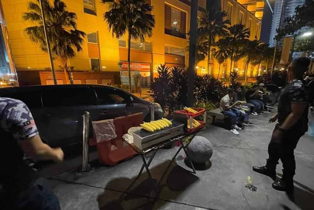 DBKL menyita barangan penjaja jagung bakar warga asing di sekitar kawasan LRT Ampang dan Saloma Bridge, Jalan Saloma.