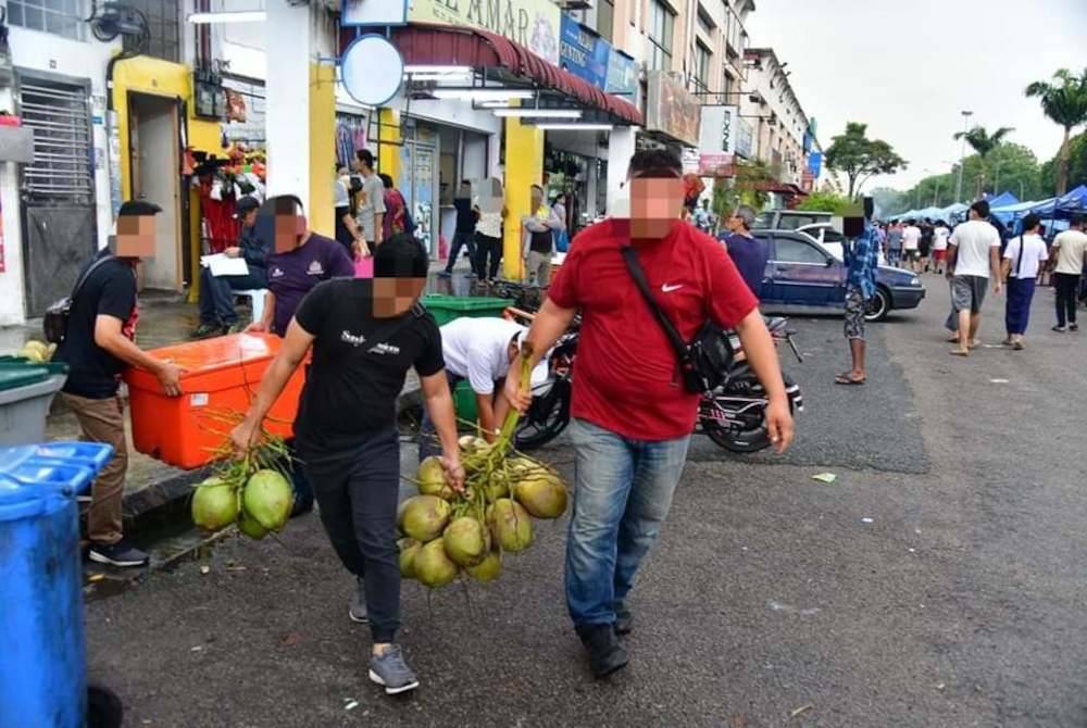 Penguat Kuasa MBJB menyita barangan yang dijual warga asing tanpa kebenaran di tapak Pasar Malam Jalan Kenanga 3, Taman Desa Cemerlang, Johor Bahru.