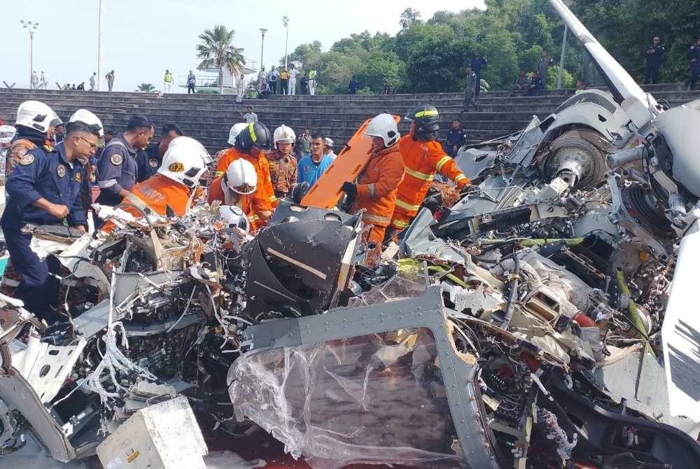 Salah sebuah helikopter terhempas selepas bertembung ketika membuat latihan di Pangkalan Tentera Laut Diraja Malaysia (TLDM) di sini pada Selasa. Foto Bomba