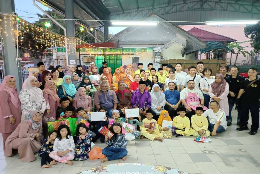 NGO, penduduk dan anak anak yatim serta asnaf bergambar bersama pada program sambutan Aidilfitri.