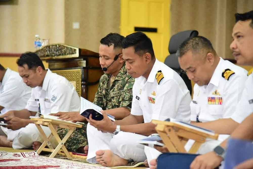 Warga Pangkalan TLDM Kota Kinabalu mengadakan majlis bacaan Yasin dan tahlil di di Masjid Ibnu Battuta, Pangkalan TLDM di Kota Kinabalu.