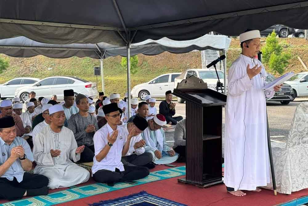 Solat sunat Istisqa bagi memohon hujan di Empangan Sembrong, Kluang pada Selasa.