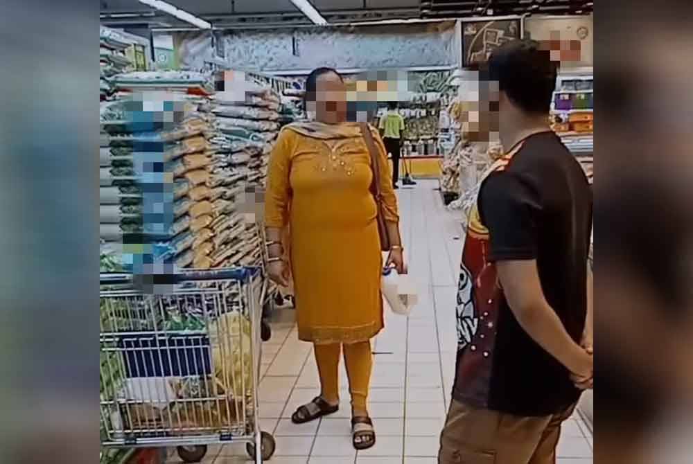 Tangkap layar video tular memaparkan insiden minyak masak paket bersubsidi di sebuah pasar raya di Iskandar Puteri.