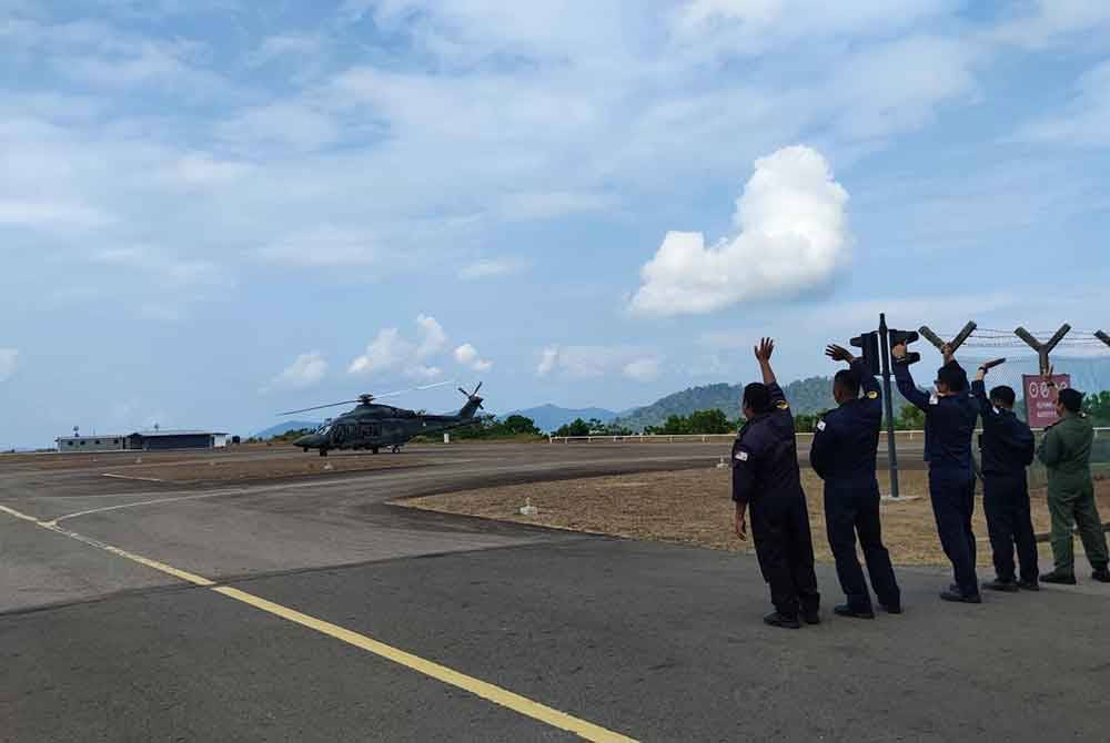 Lambaian terakhir lima kru udara Skuadron 503 kepada rakan setugas mereka yang menaiki dua Helikopter Operasi Maritim (HOM) AW139 ketika berlepas dari pangkalan di Kota Kinabalu untuk ketika berlepas dari pangkalan di Kota Kinabalu ke Pangkalan Tentera Udara Diraja Malaysia (TLDM) Lumut Perak, pada 19 April lalu.