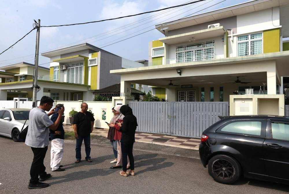 Mohd Nazri (tengah) ditemui pemberita di rumah keluarga Allahyarham Mohammad Amirulfaris di Taman Senawang Perdana