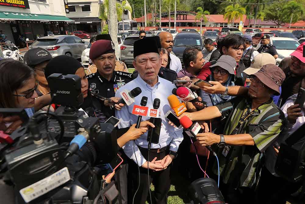 Fadillah pada sidang media berhubung insiden dua helikopter bertembung dan terhempas di Pangkalan TLDM Lumut, hari ini. Foto Bernama