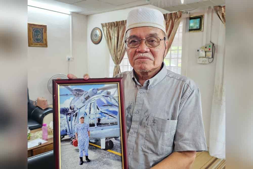 Mohd Termizi menunjukkan gambar Mohd Shahrizan yang telah berkhidmat dalam TLDM sejak 20 tahun lalu.