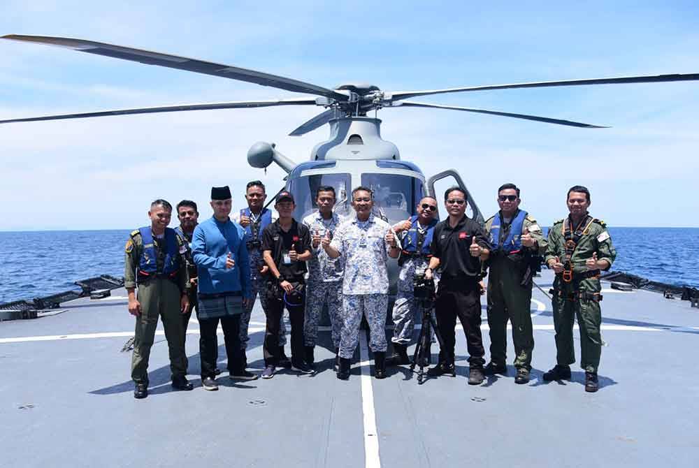 Gambar kenangan Muhammad Firdaus (kiri) dan Safwan (tiga dari kiri) ketika menjalani tugasan tinjauan udara semasa liputan media sempena sambutan Hari Raya dengan menggunakan helikopter HOM AW139 di perairan Kota Kinabalu.