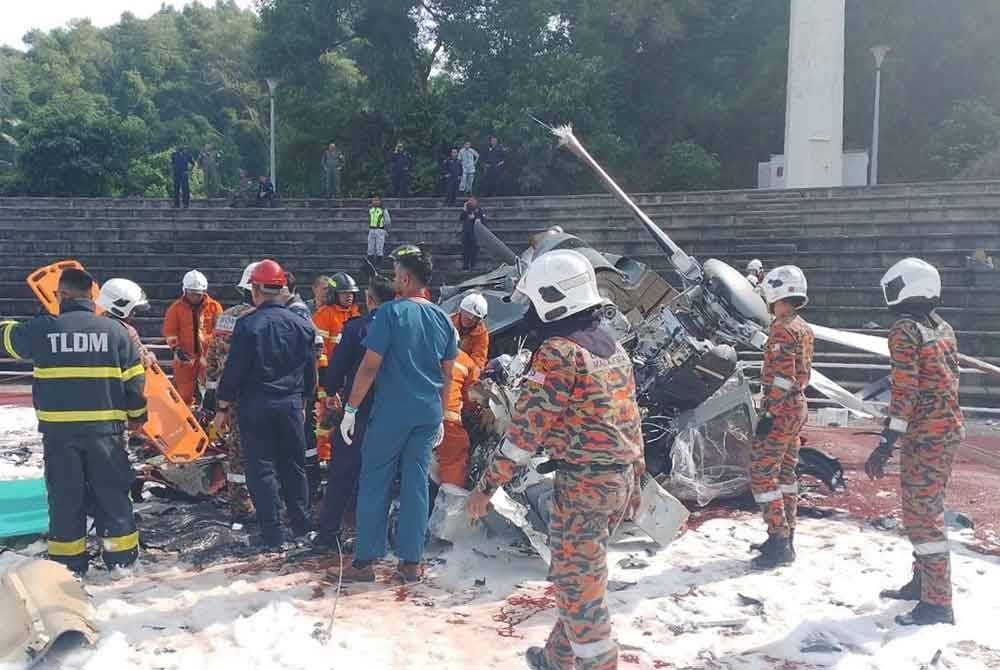 Bangkai pesawat selepas terbabit dalam insiden dua helikopter bertembung dan terhempas di Pangkalan Tentera Laut Diraja Malaysia (TLDM), hari ini. Foto Bernama