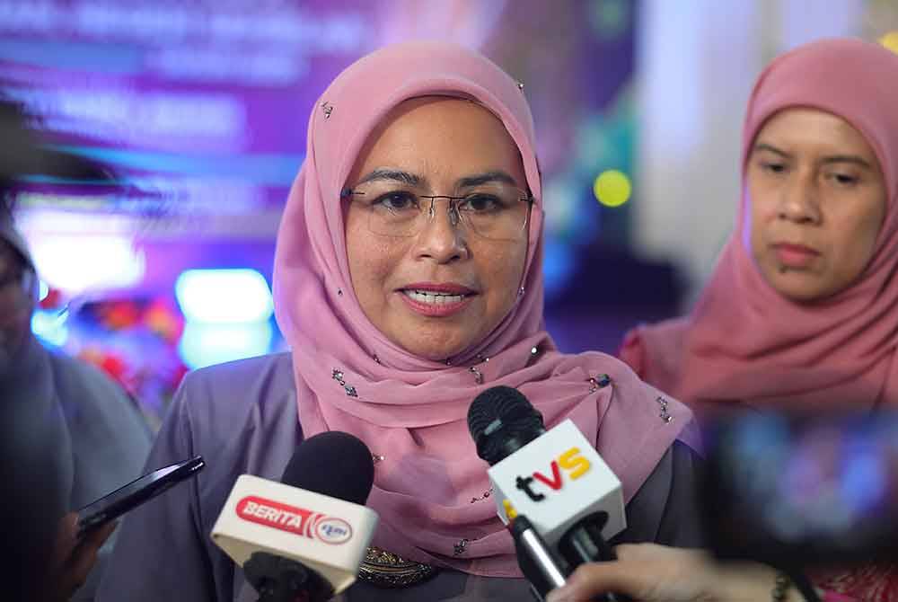 Noraini ketika bertemu pengamal media selepas Pelancaran Direktori Community Based Organization (CBO) KPWKM di Dewan Komuniti Taman Coral Height hari ini. Foto Bernama