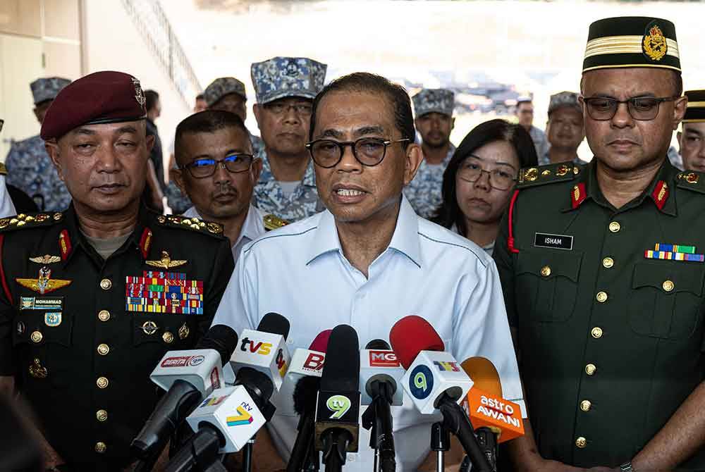 Mohamed Khaled menjawab pertanyaan media mengenai insiden helikopter yang terhempas dalam satu insiden di Pangkalan Tentera Laut Diraja Malaysia, pada Selasa. Foto Bernama