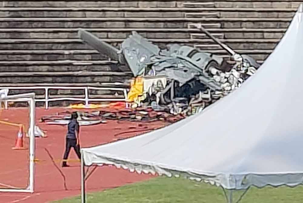 Pesawat HOM-AW139 terhempas di tangga Stadium TLDM Lumut semasa latihan lintas hormat sempena Sambutan Ulang Tahun Perbarisan Hari TLDM Ke-90 di Pangkalan TLDM Lumut, Perak pada Selasa.