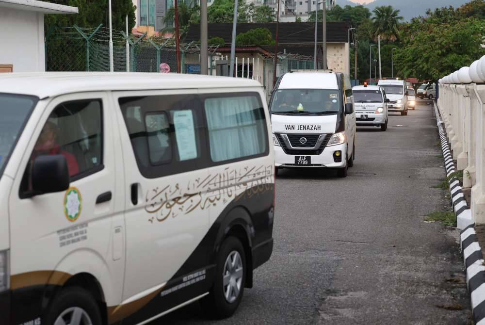 Kenderaan jenazah tiba di Unit Perubatan Forensik Hospital Raja Permaisuri Bainun, yang membawa mangsa nahas dalam insiden helikopter terhempas di Pangkalan TLDM Lumut pada Selasa. Foto Bernama