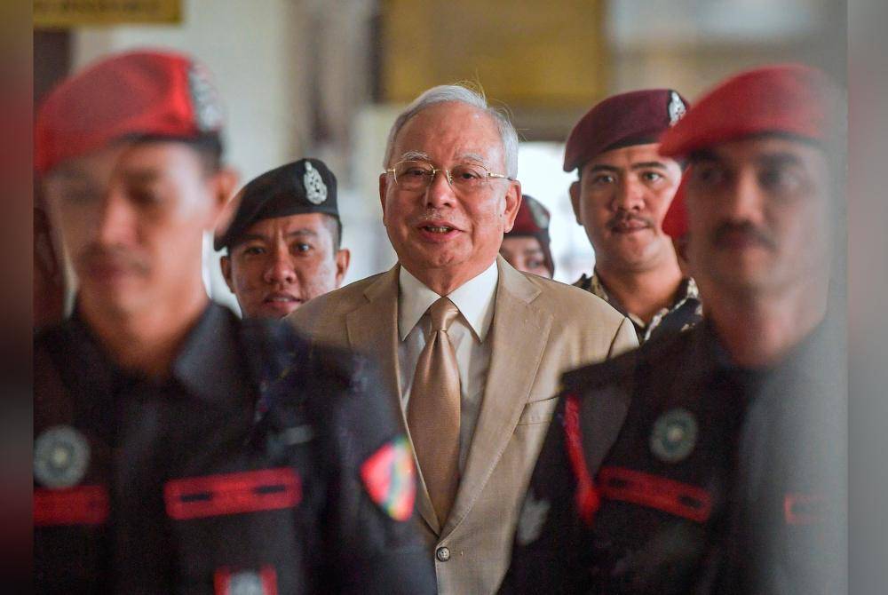 Najib (tengah) hadir bagi perbicaraan kes 1MBD di Mahkamah Tinggi hari ini. Foto Bernama