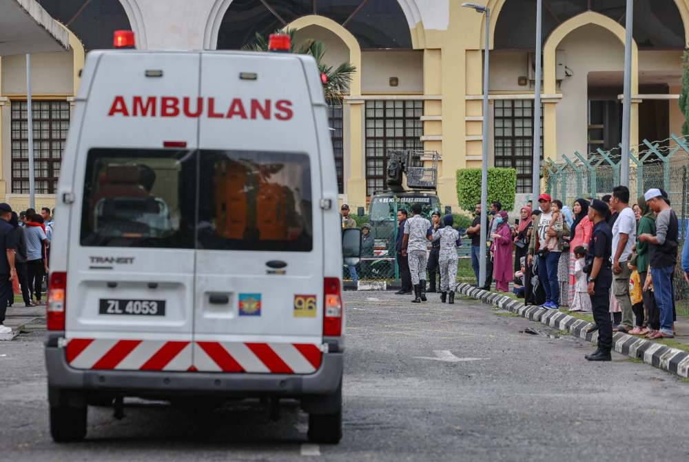 Ahli keluarga terdekat melihat ambulans yang tiba di Unit Forensik Hospital Raja Permaisuri Bainun, membawa mangsa nahas dalam insiden helikopter terhempas di Pangkalan TLDM Lumut hari ini. Foto Bernama