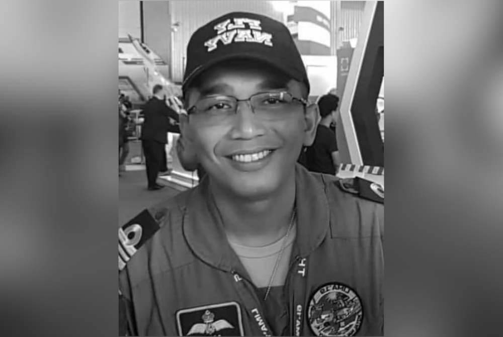 Komander Muhamad Amir Mohamad yang turut terkorban dalam nahas dua helikopter bertembung dan terhempas di Pangkalan TLDM Lumut, Perak pagi tadi.