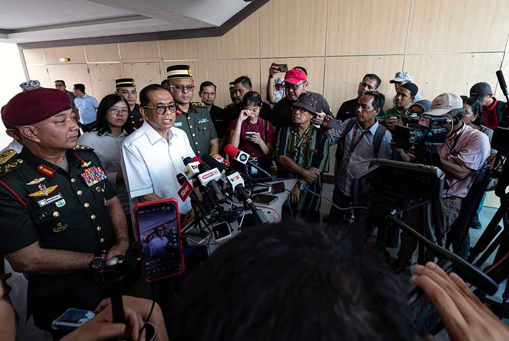 Menteri Pertahanan Datuk Seri Mohamed Khaled Nordin menjawab pertanyaan pengamal media mengenai insiden helikopter yang terhempas dalam satu insiden di Pangkalan Tentera Laut Diraja Malaysia hari ini. Foto Bernama