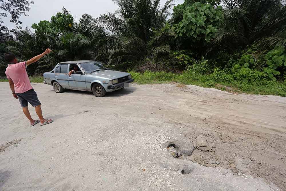 Penduduk, Lee Kim Chin, 65, menunjukkan &#039;jalan tikus&#039; untuk memudahkan pengguna jalan raya pulang ke ibu kota selepas cuti Hari Raya Aidilfitri baru-baru ini. Foto Bernama