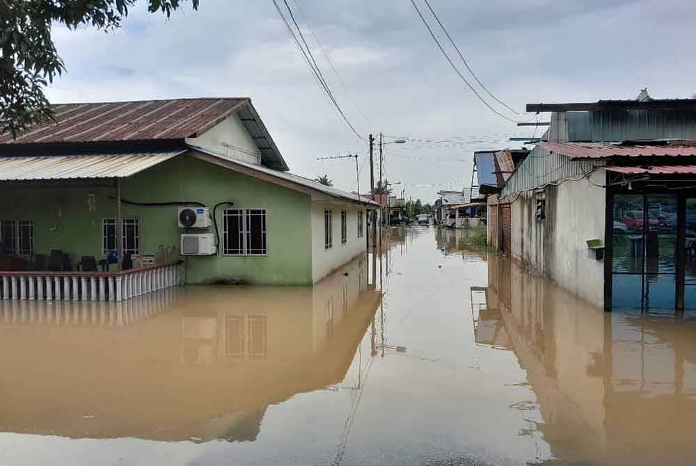 Kawasan di sekitar Meru dilanda banjir kilat pada Selasa.